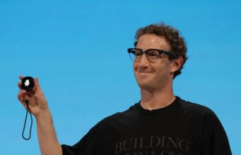 Muse Charm: o “tamagotchi” da Meta que leva a IA ao bolso Mark Zuckerberg segura o Muse Charm, dispositivo preto com o logotipo da Meta, durante o Meta Connect 2026