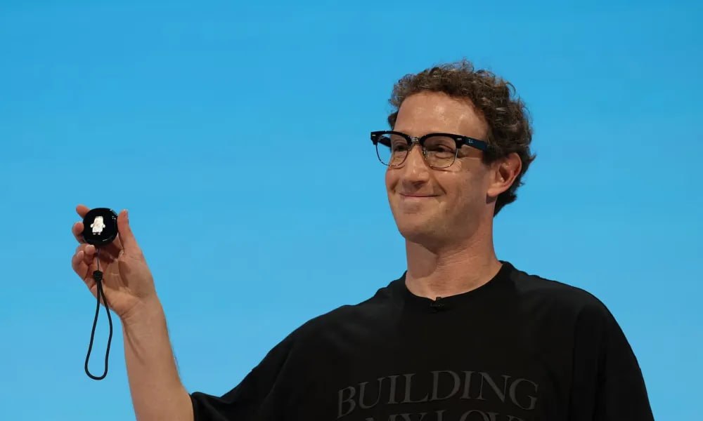 Mark Zuckerberg segura o Muse Charm, dispositivo preto com o logotipo da Meta, durante o Meta Connect 2026