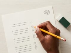 O que é System One, a categoria de IA do Jev Mão feminina de pele negra clara segura lápis amarelo sobre prova minimalista com desenho de cérebro e borracha branca com capa verde escuro